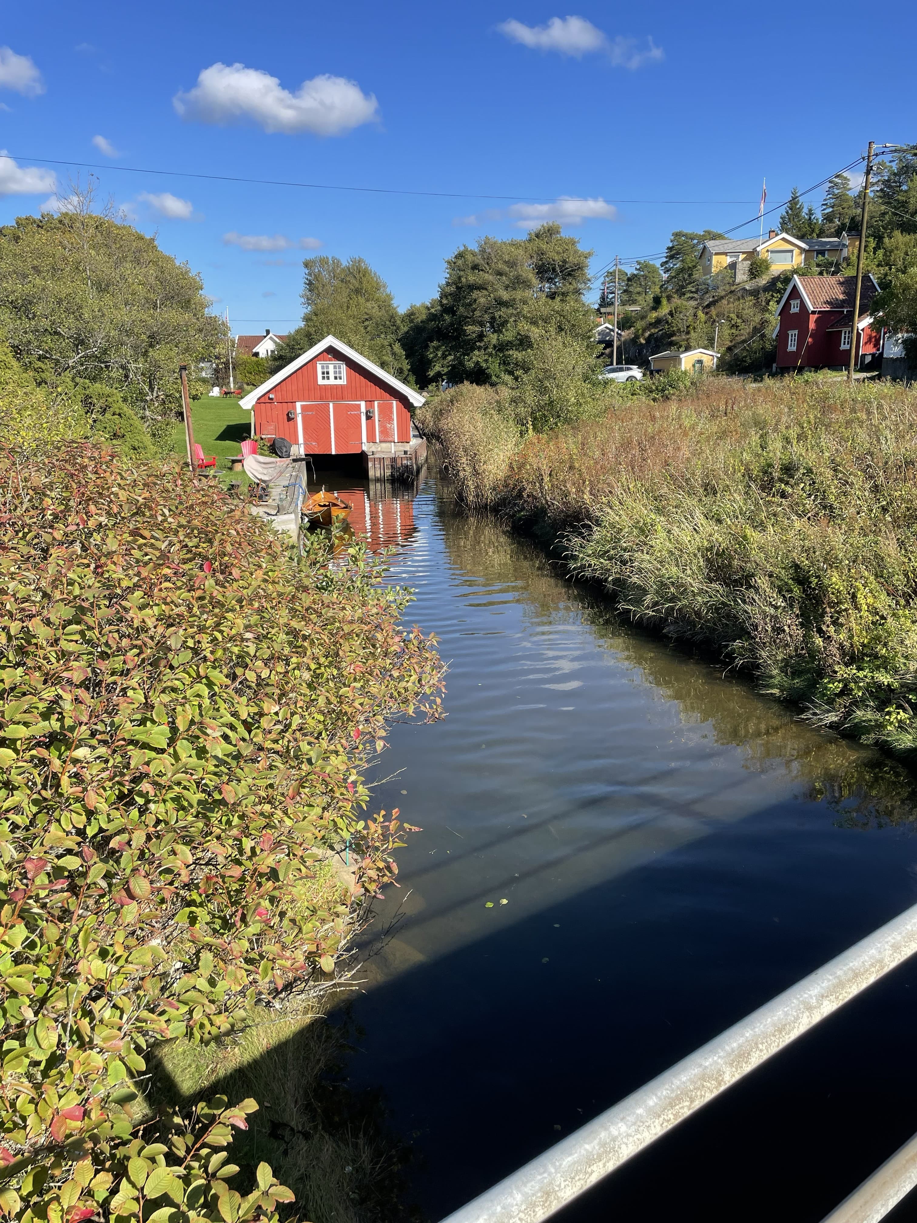 Smal elv som går opp rett fra sjøen ved Slevik brygge