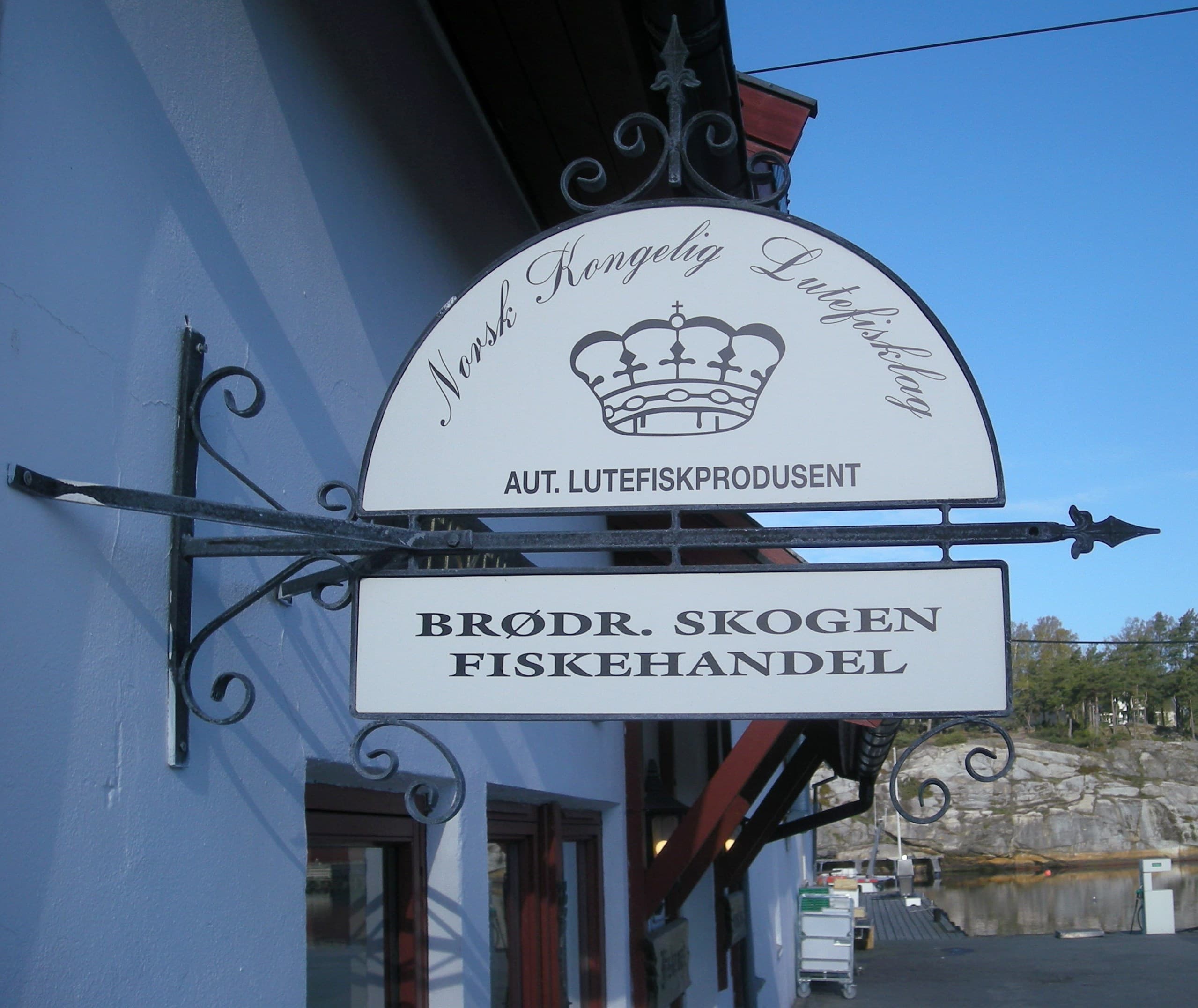 Smijernsskilt for «Brødr. Skogen Fiskehandel» i Engelsviken.